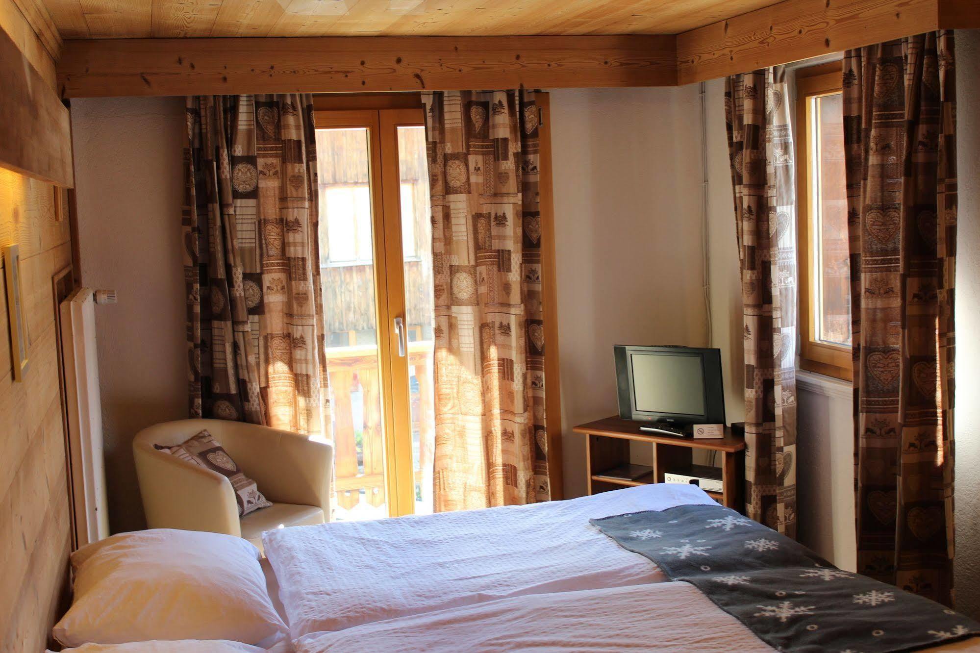 Hotel Restaurant Les Lilas Les Diablerets Bagian luar foto